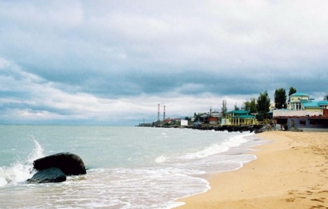 Дербентский пляж привлекает туристов теплой морской водой и песчаным берегом