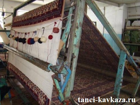 На ткацких станках изготавливали ковровые изделия