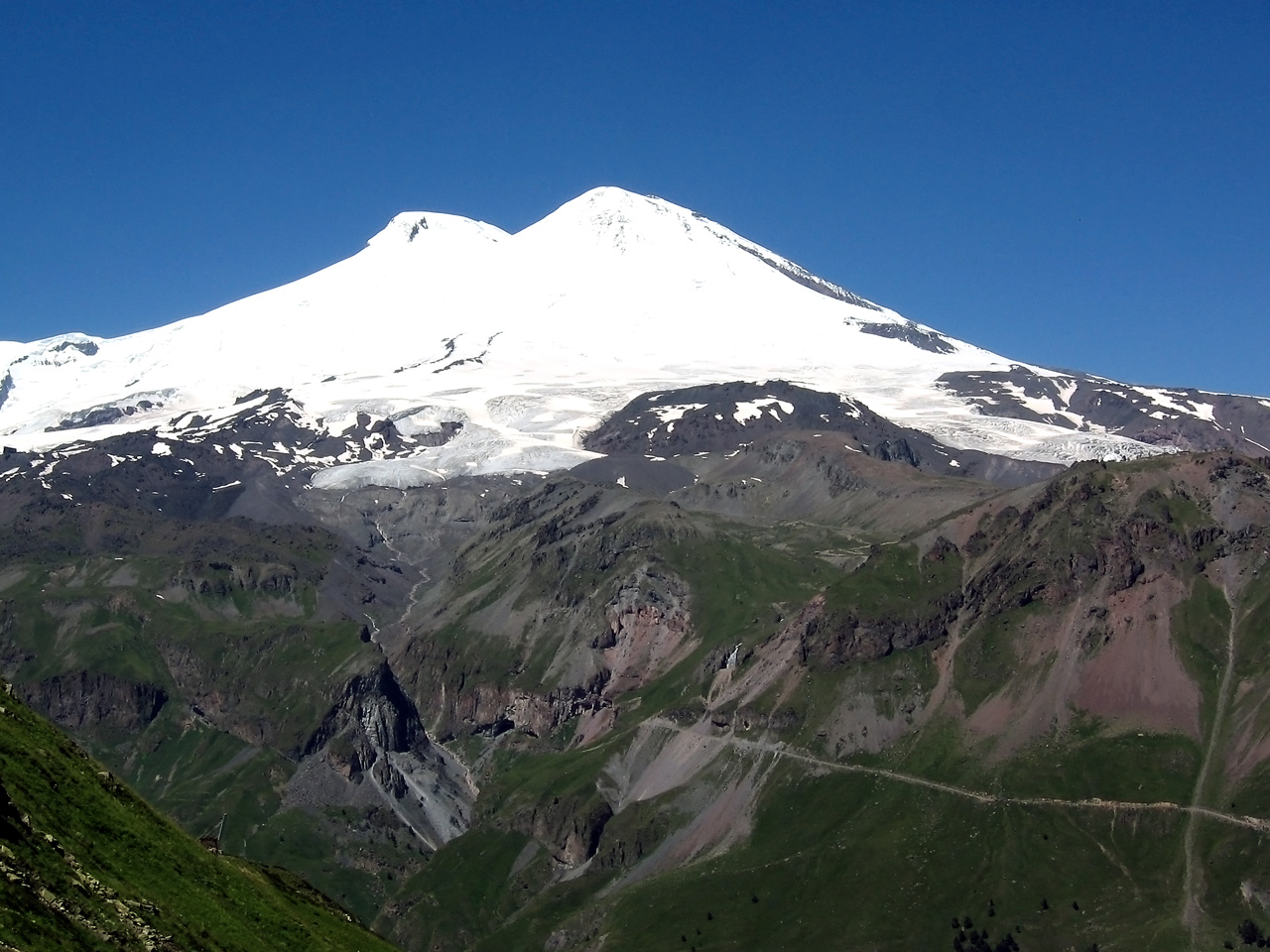Гора Эльбрус (5642 м) — высочайшая вершина России