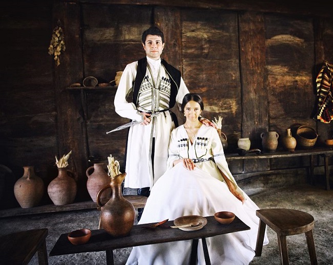 На свадьбу в Грузии современные жених и невеста все чаще возвращаются к национальной свадебной одежде