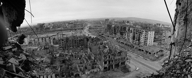 Разрушенный Грозный состоял из руин зданий, попавших под обстрелы