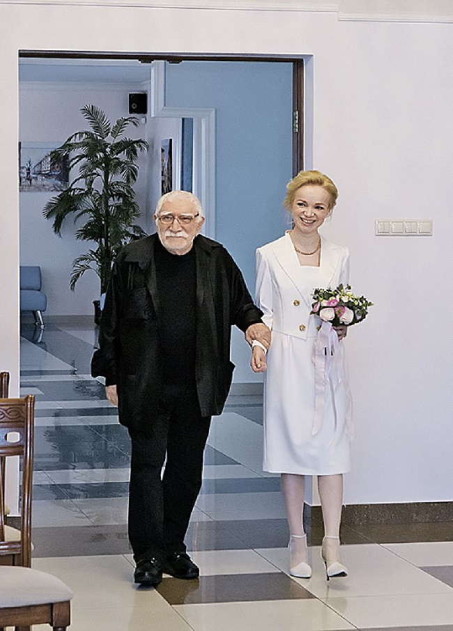 В феврале 2016 года Армен с молодой женой Виталиной расписались