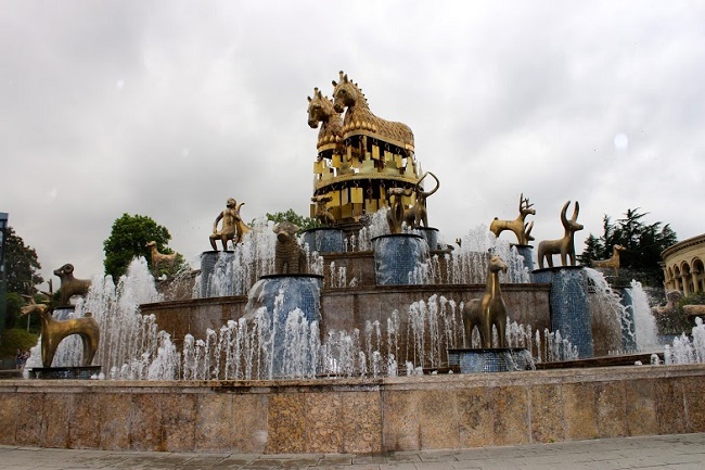 Сооружение стоит на месте памятника Давиду, и состоит из 30 статуй
