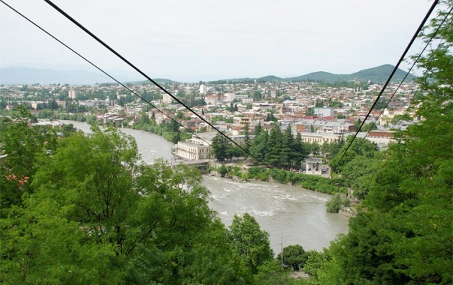 В Кутаиси много достопримечательностей: монастыри, пещеры, улицы, сооружения и т.д
