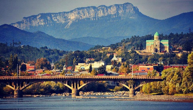 Город Кутаиси стоит на реке Риони, которая делит его на две части – Левобережье и Правобережье