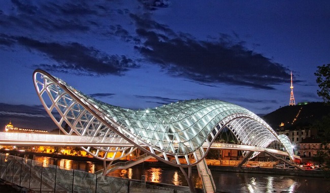 Стеклянный мост Мира украшает столицу Грузии