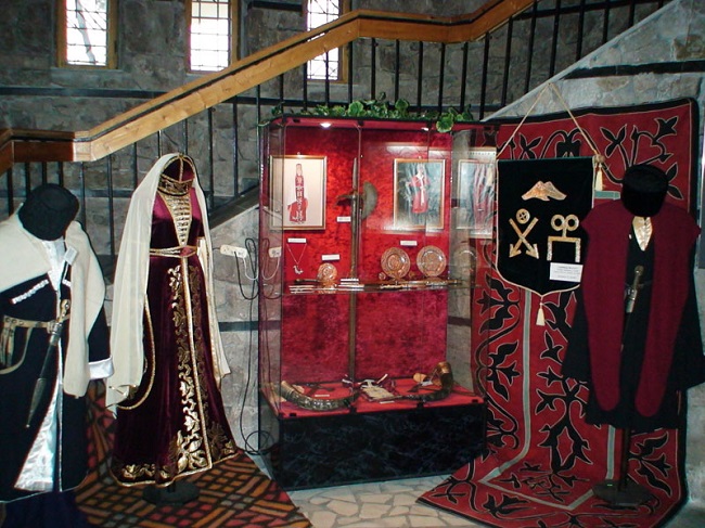 Национальная одежда балкарцев особо не отличалась внешне от одежды других народов кавказа