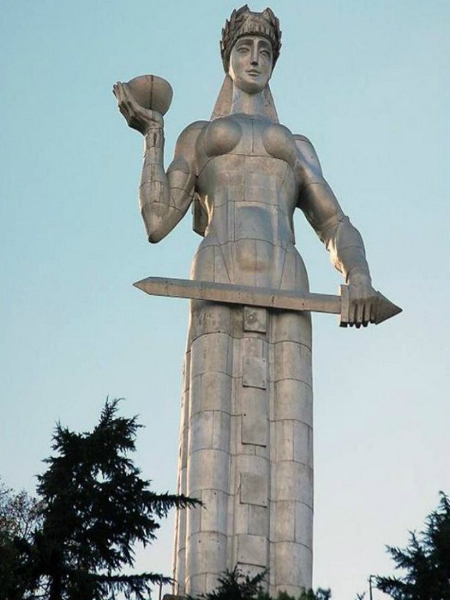  Статуя Матери Грузии построенна в честь 1500-летия столицы