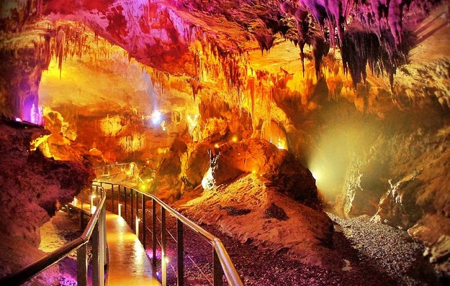 Кумистави, цхалтубская пещера – это все названия пещеры Прометея, протяженность которой 11 километров 