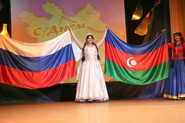 Большое количество азербайджанцев проживают в России, Иране и Турции