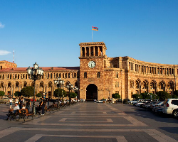 У здания правительства Армении нетрезвый прокурор устроил ДТП