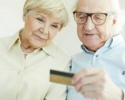Какую банковскую карту лучше выбрать для пенсионеров?